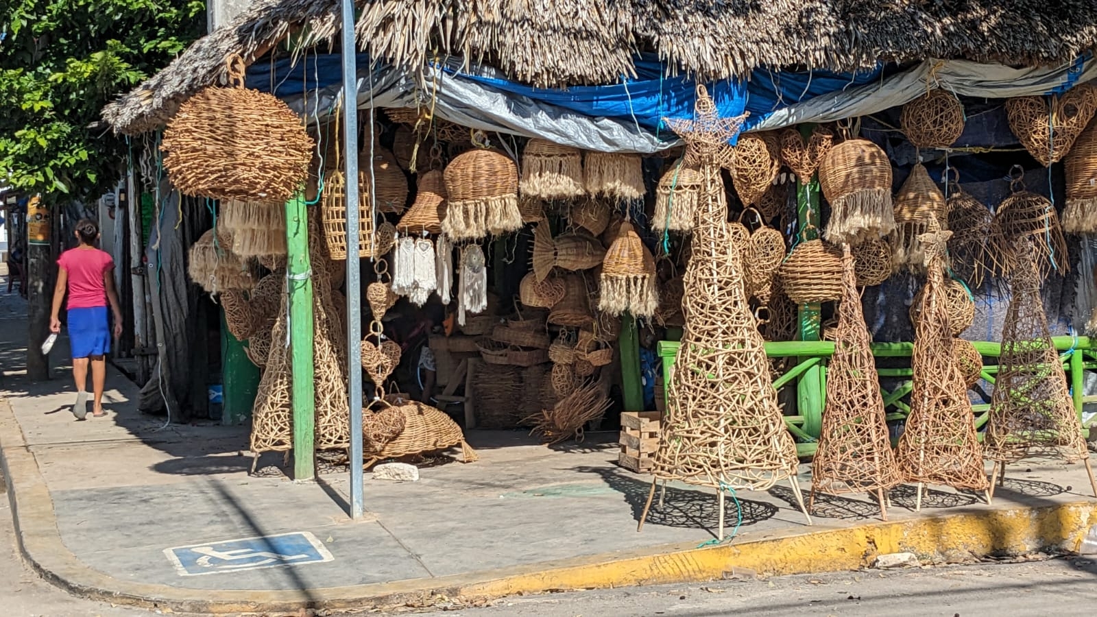 En José María Morelos, decoraciones navideñas de bejuco y madera comienzan a venderse