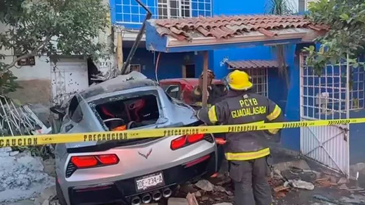 Choca el auto de lujo de su expareja por despecho en Guadalajara