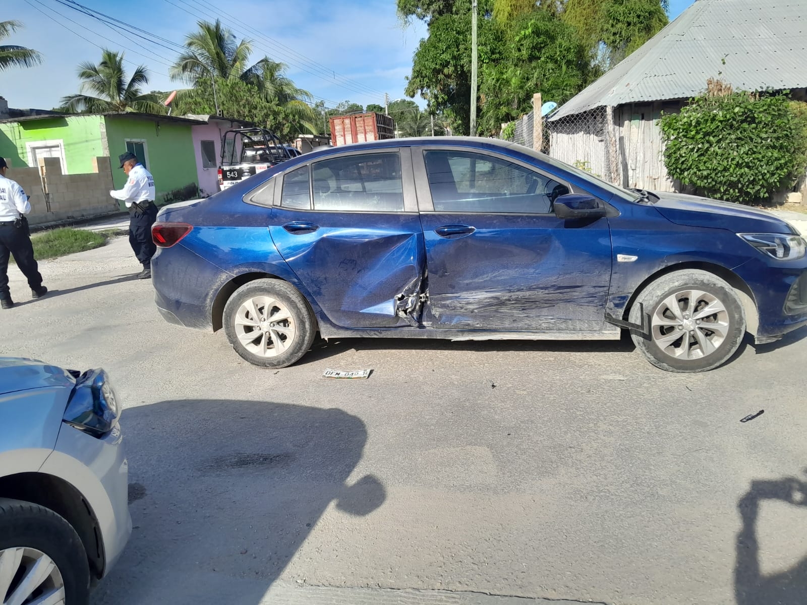 Conductora no respeta el alto y se estrella contra un auto en Escárcega