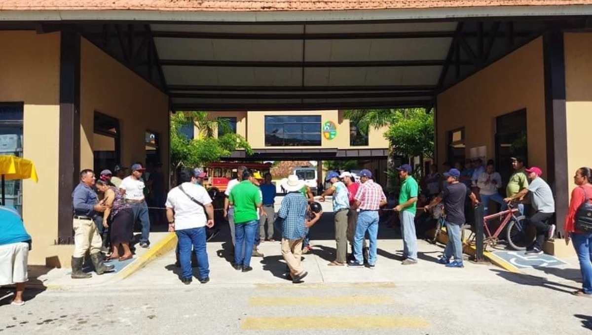 Sindicalizados de los Tres Poderes toman el Ayuntamiento de Palizada; exigen el pago de su quincena
