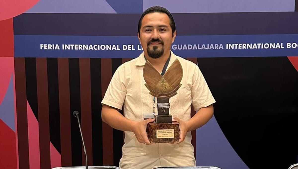 Escritor maya recibe el Premio de Literaturas Indígenas de América 2023 en la FIL Guadalajara