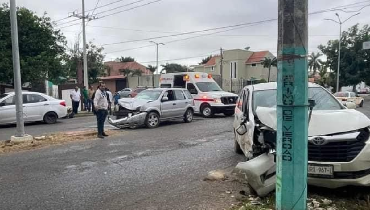 Chocan vehículo oficial de la Secretaría de Educación en Chetumal