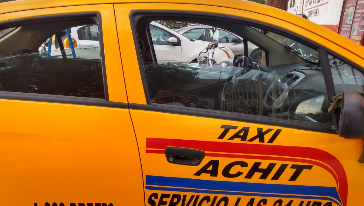 El taxista impidió que la joven se retirara, ya que había dejado el asiento sucio