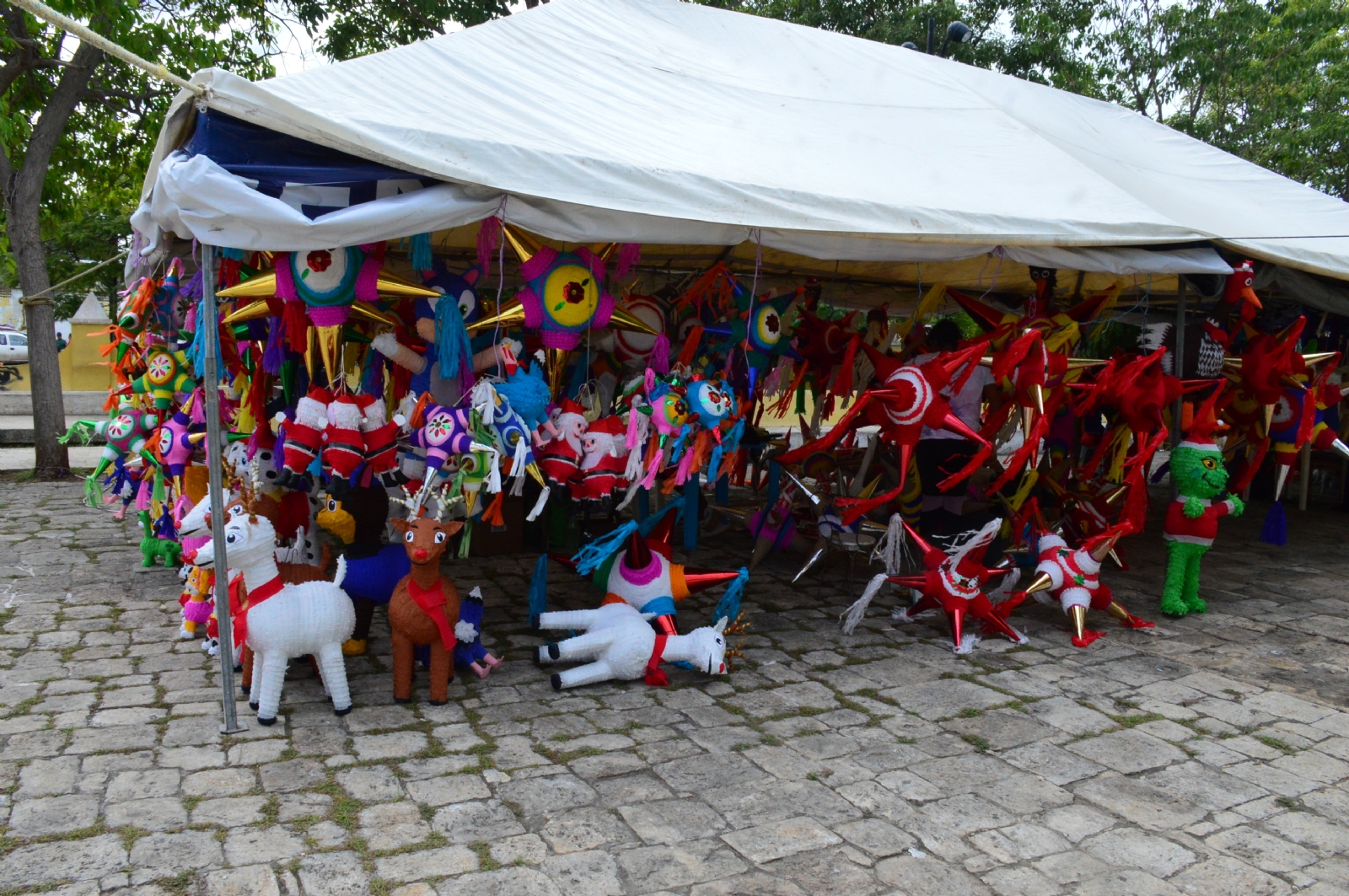 Mujeres artesanas encabezan la 'Feria de la Piñata' en Campeche
