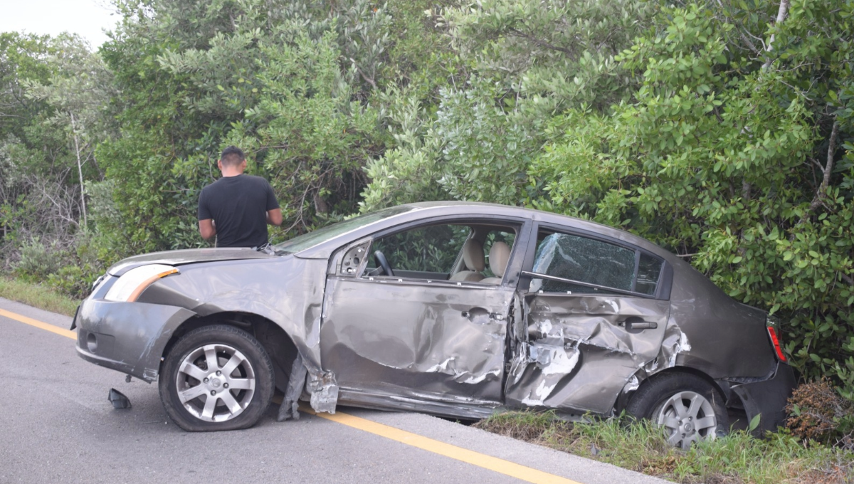 Automóvil se sale de la carretera en la vía Mérida-Progreso