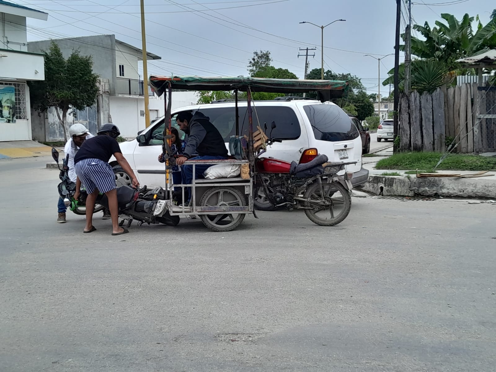 Mototaxista choca por alcance a otra moto en Escárcega, Campeche