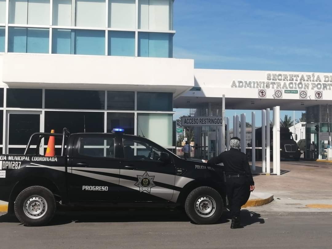 Secretaría de Marina rescata a seis cubanos náufragos en la costa de Progreso