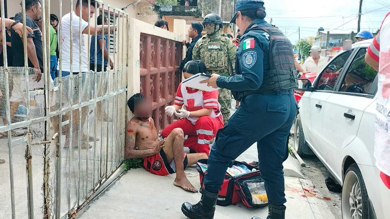 Cuando llegaron los policías, el hombre estaba golpeado.