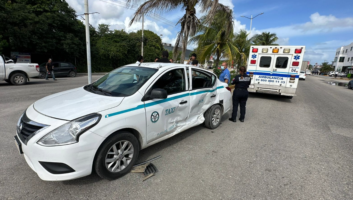 Taxi se 'vuela' el alto y causa accidente en la colonia Ejido de Playa del Carmen