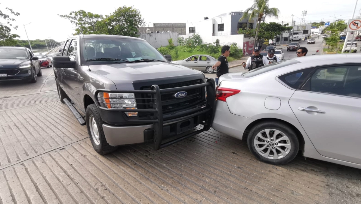 Choque entre un autos provoca daños materiales y caos vial en Ciudad del Carmen