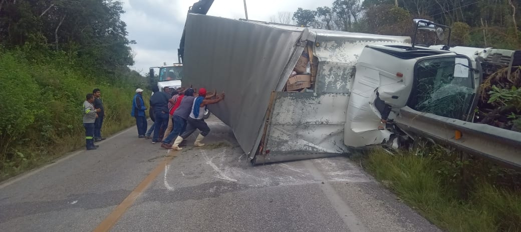 Chofer sale ileso tras aparatosa volcadura en la vía Hopelchén-Mérida