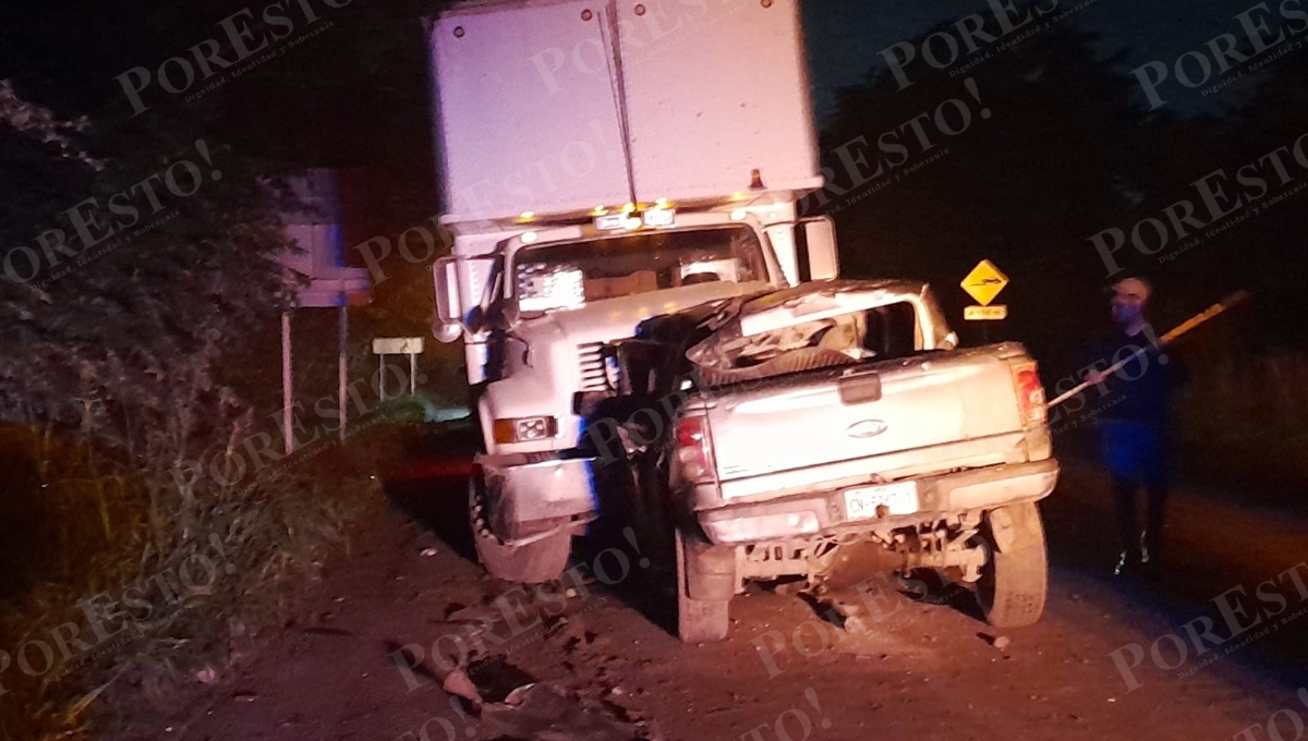 Mueren dos hombres al quedar prensados al frente de un tráiler en Escárcega