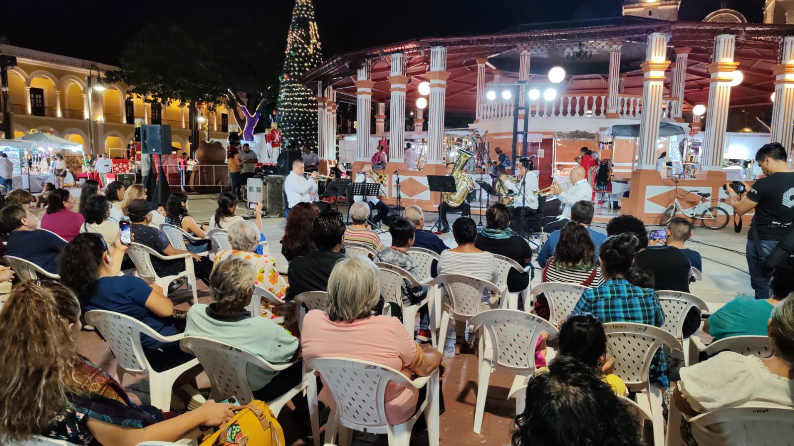 Campechanos disfrutan concierto de temas navideños