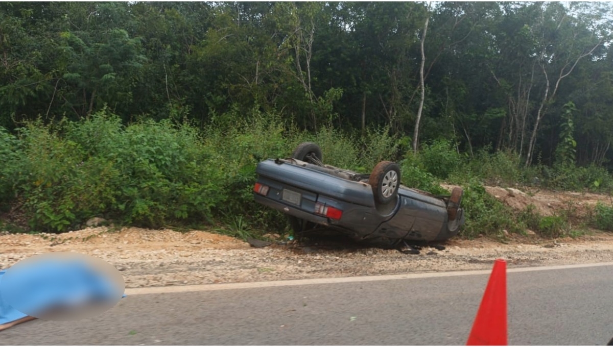 Muere mujer tras volcadura de automóvil en la vía Uayma-Santa María Aznar