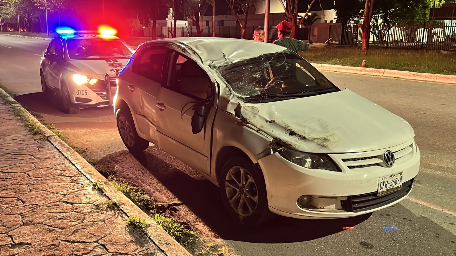 Conductor huye de una aparatosa volcadura en Campeche