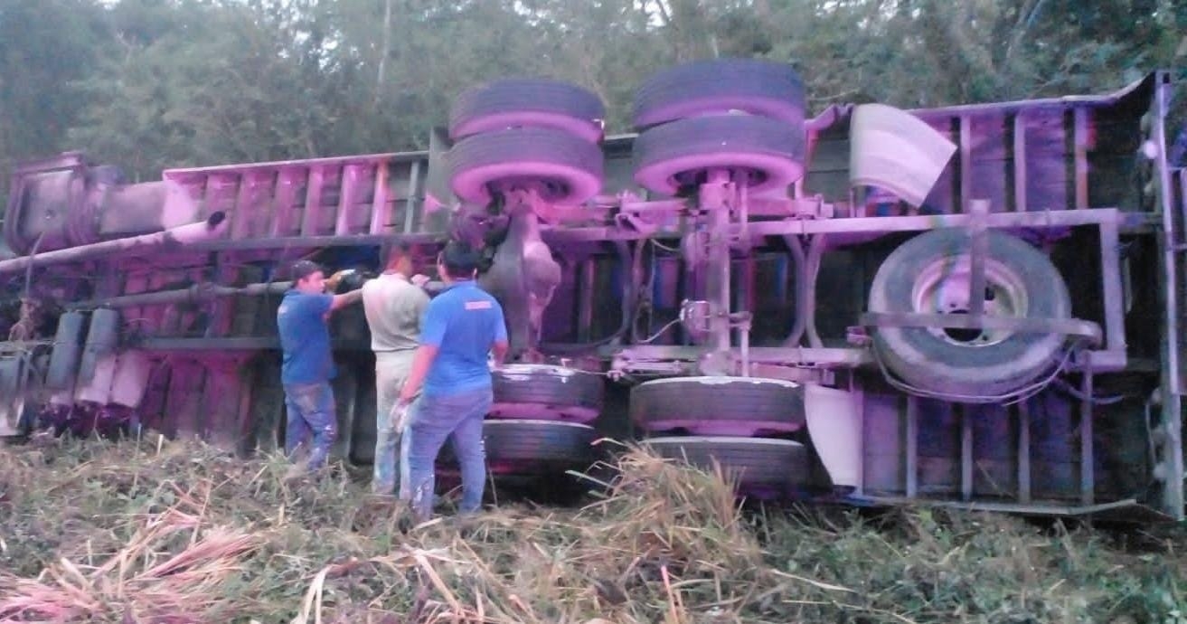 Vuelca tráiler repleto de botes de pintura al dormitar el chofer en la vía Mérida-Tizimín