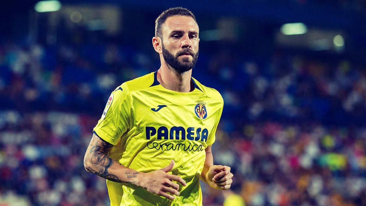 Fanáticos del América despiden con serenata a Miguel Layún