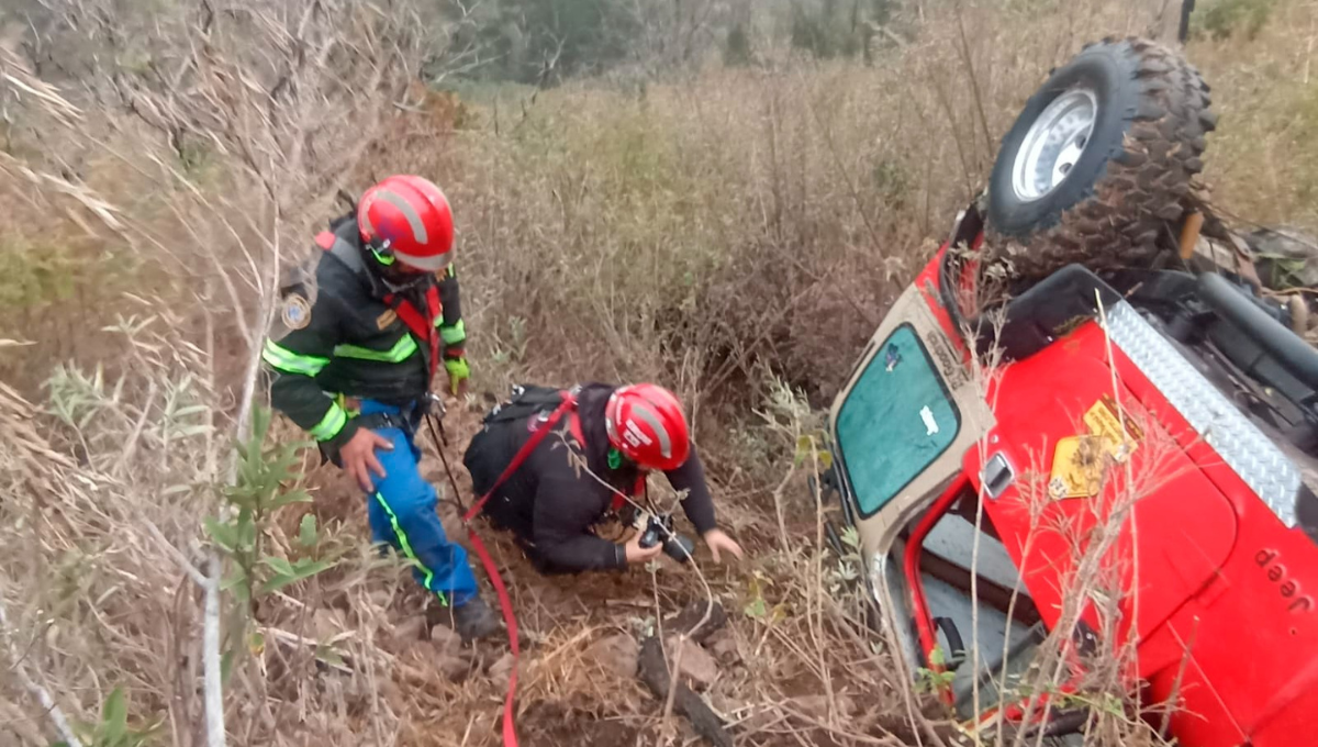 Mujer y su hijo caen con su camioneta a una barranca de 70 metros en la CDMX