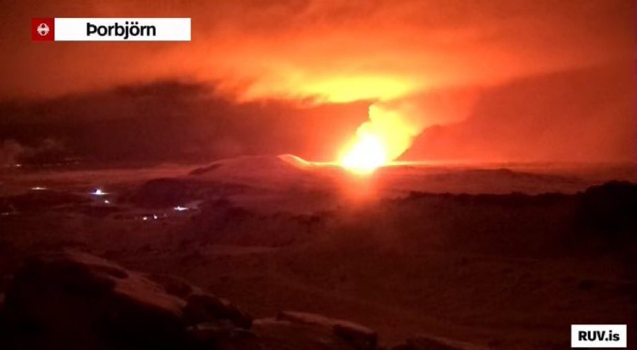 Así fue el momento en el que un volcán hizo erupción en Grindavík, Islandia