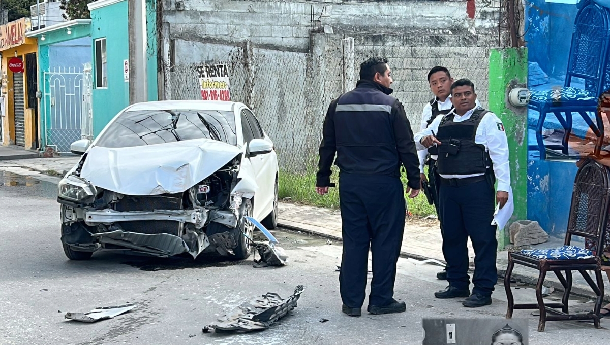 Mujer se estrella contra la fachada de una casa en Campeche