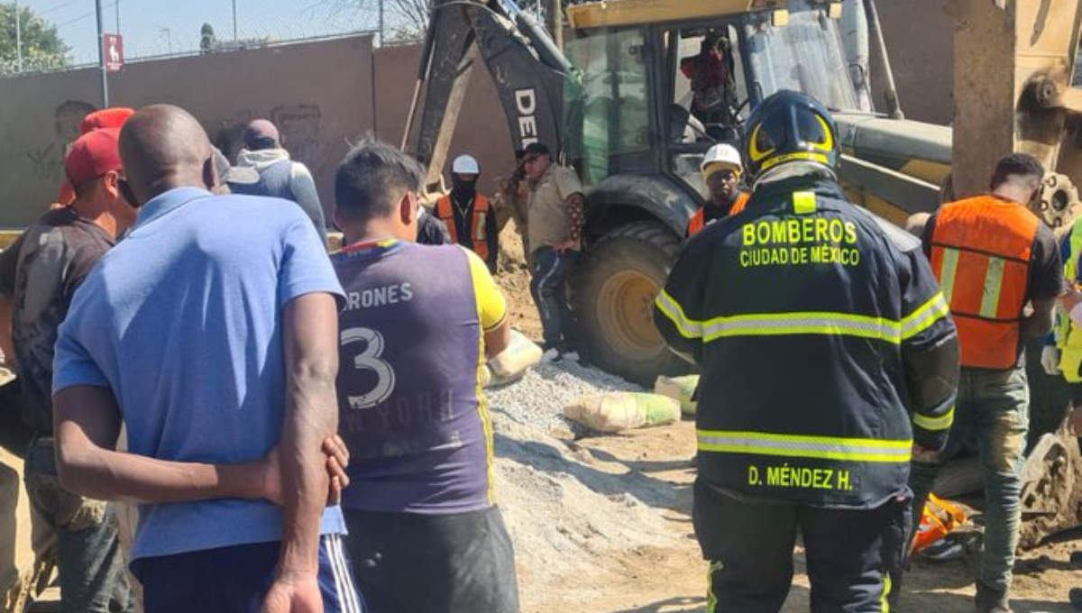 Los bomberos realizan labores en el lugar del derrumbe