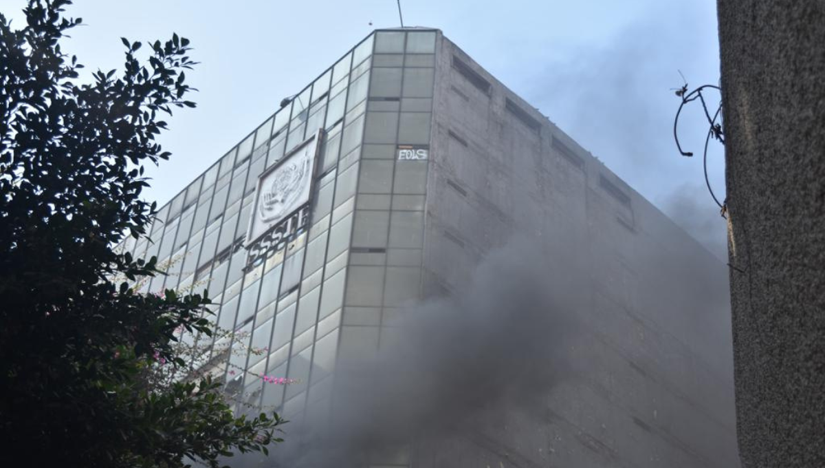 Se incendia un antiguo edificio del ISSSTE en la Ciudad de México