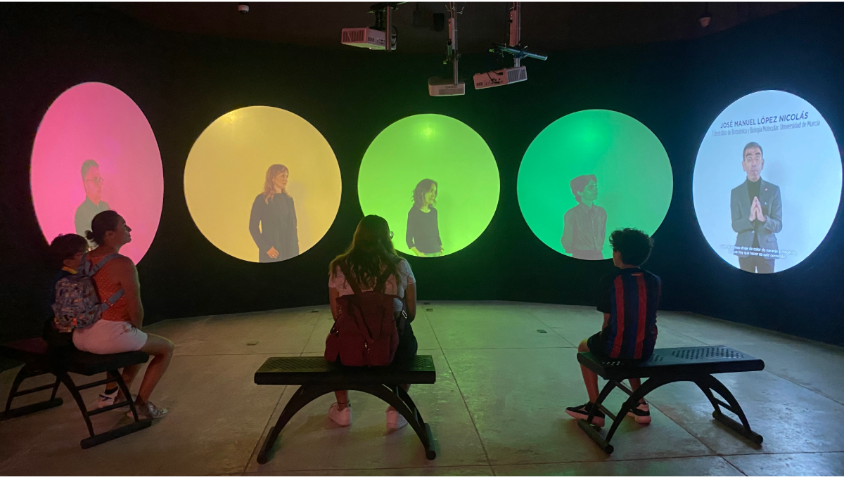 Cuenta con la exhibición Color, el conocimiento de lo invisible, la cual se compone de seis temáticas