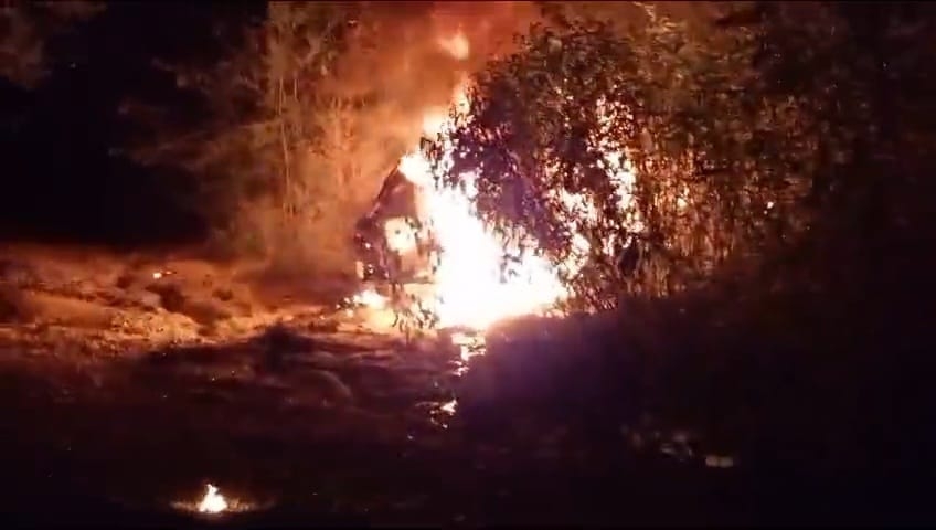 El taxi quedó reducido a cenizas tras volcar