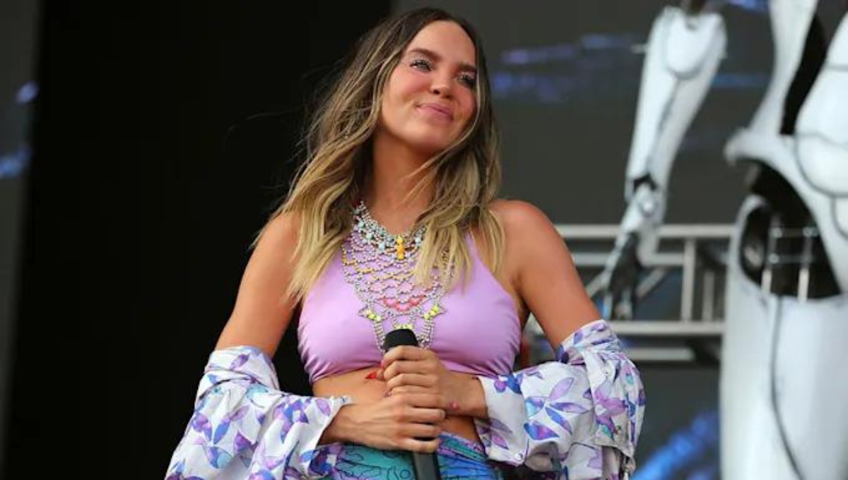 Belinda le tira el celular a un fan durante un concierto, así fue el momento: VIDEO