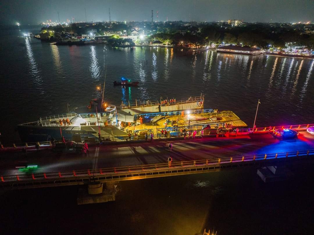 La embarcación quedó pegada junto al puente