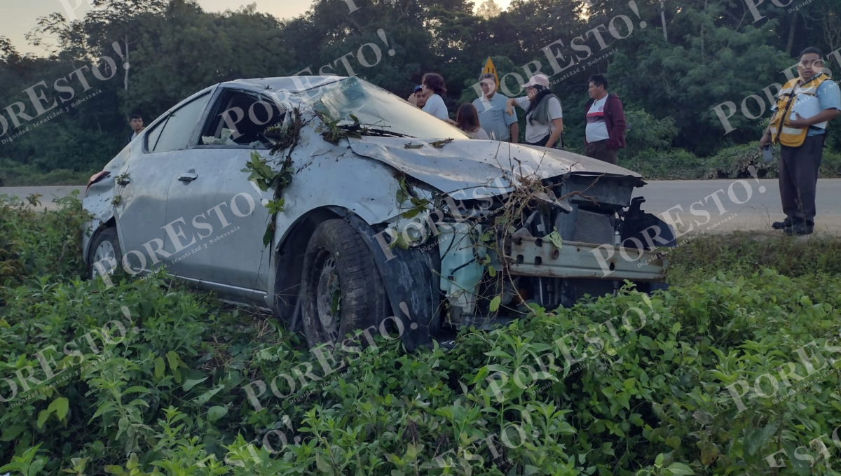 Jóvenes sobreviven a un aparatoso accidente en el tramo Tulum-Felipe Carrillo Puerto