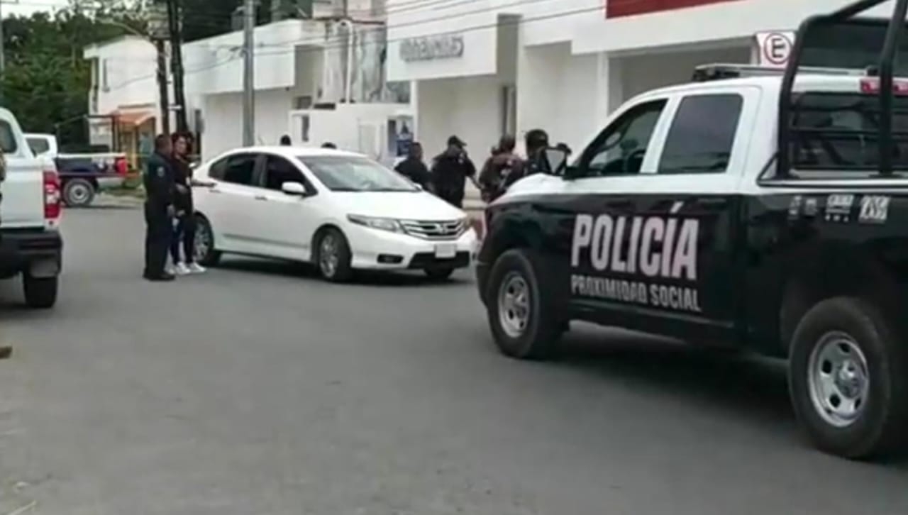 Intento de ejecución deja herido a un hombre en el estacionamiento de un bar en Cozumel
