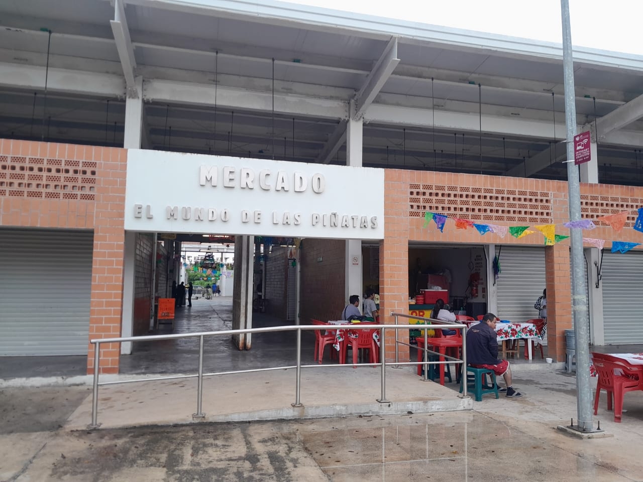 Frente Frío causa baja afluencia de personas en el Mercado Mundo de las Piñatas en Playa del Carmen