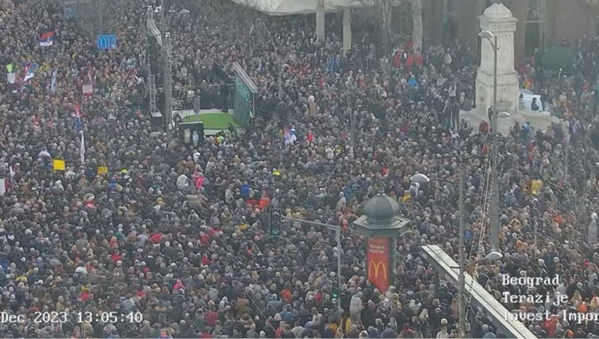 Serbios toman las calles para protestar por presunto fraude electoral