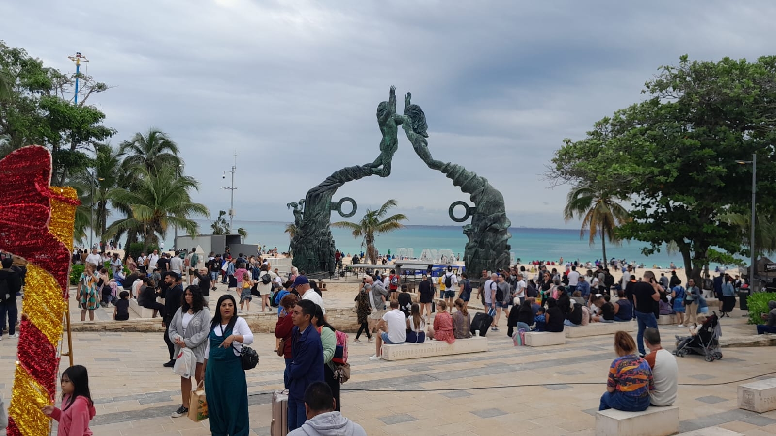 Turistas abarrotan Playa Fundadores en Playa del Carmen pese al mal clima