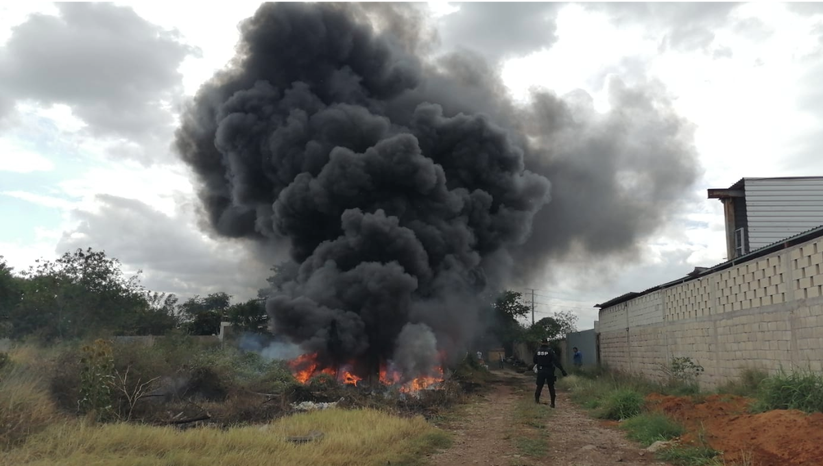 Vecinos reportaron un incendio provocado con llantas en un terreno baldío de Kanasín