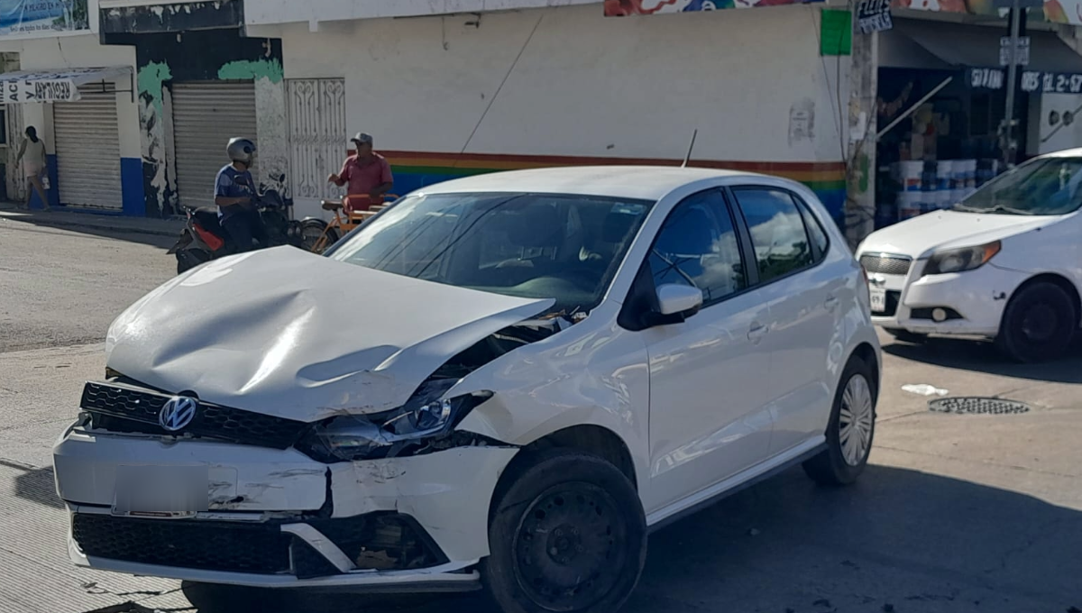 El responsable se llevó la peor parte, pues el capó del vehículo quedó destrozado.