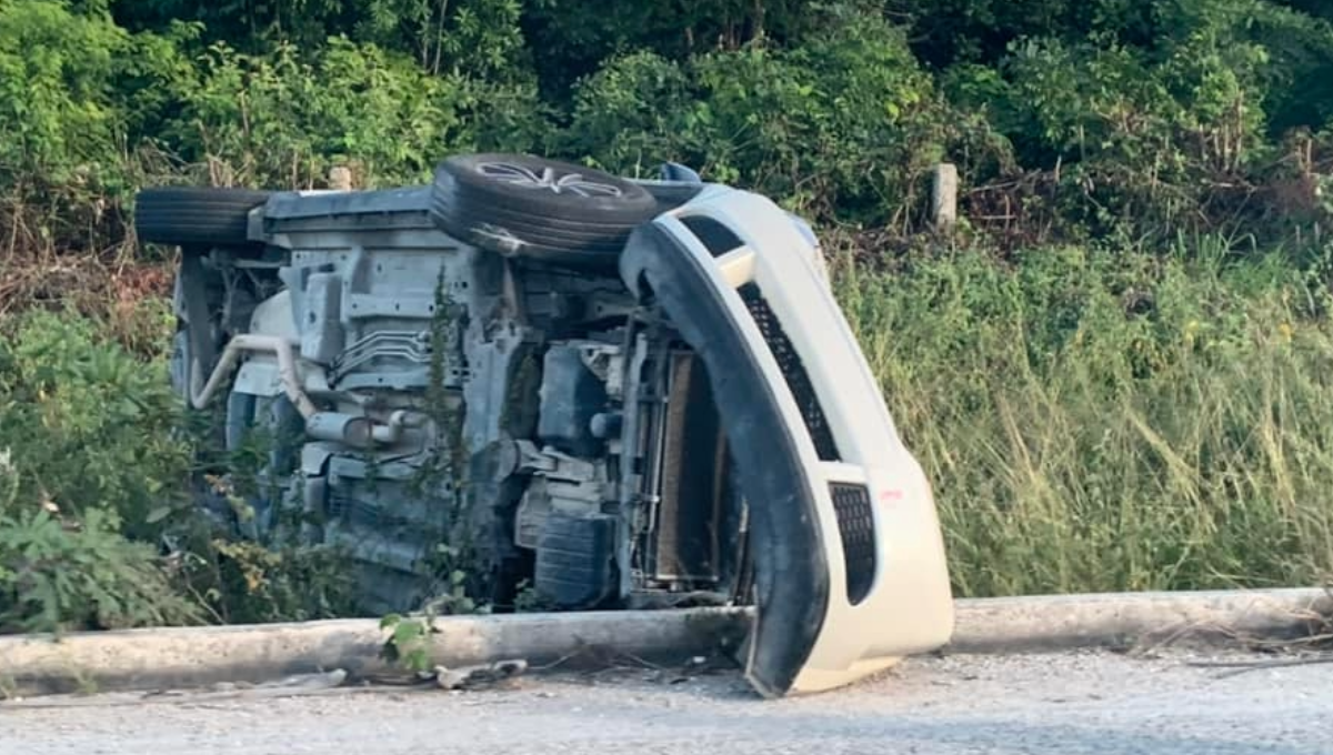 Vuelca carro  en la Carretera Federal 307 rumbo a Playa del Carmen