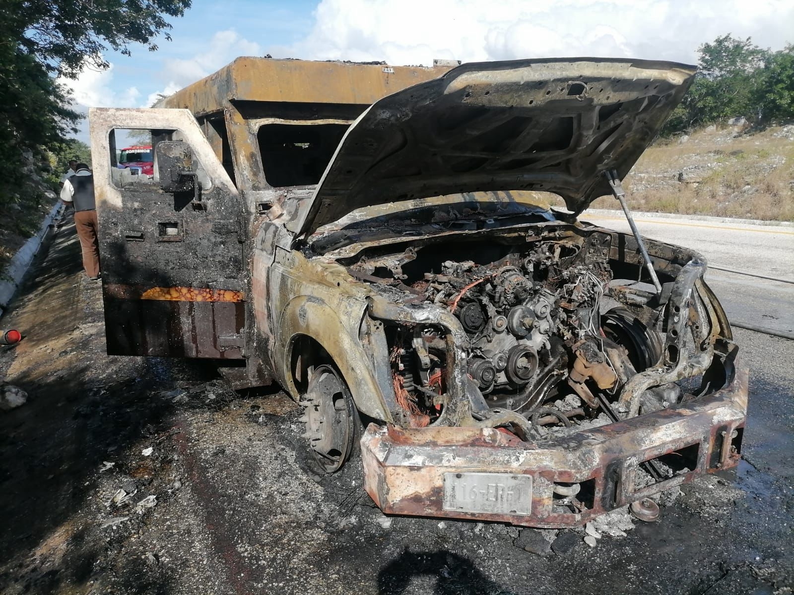 Camión de valores se incendia en la carretera Seybaplaya-Champotón