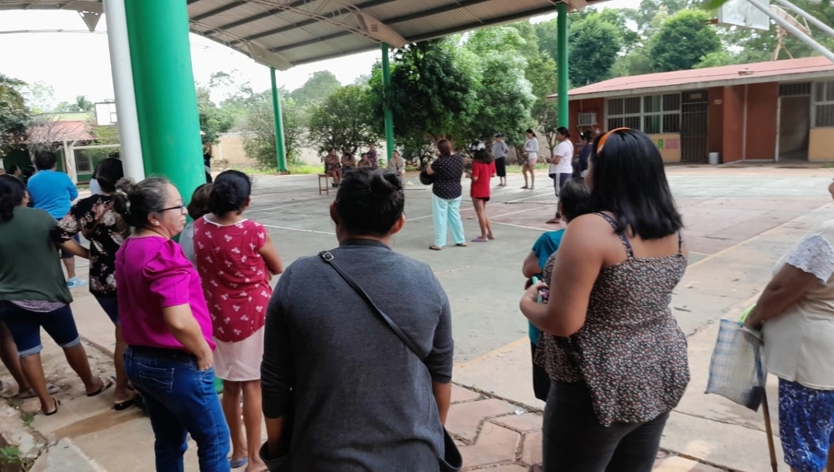 Dentro de la escuela se han encontrado latas y botellas de cervezas