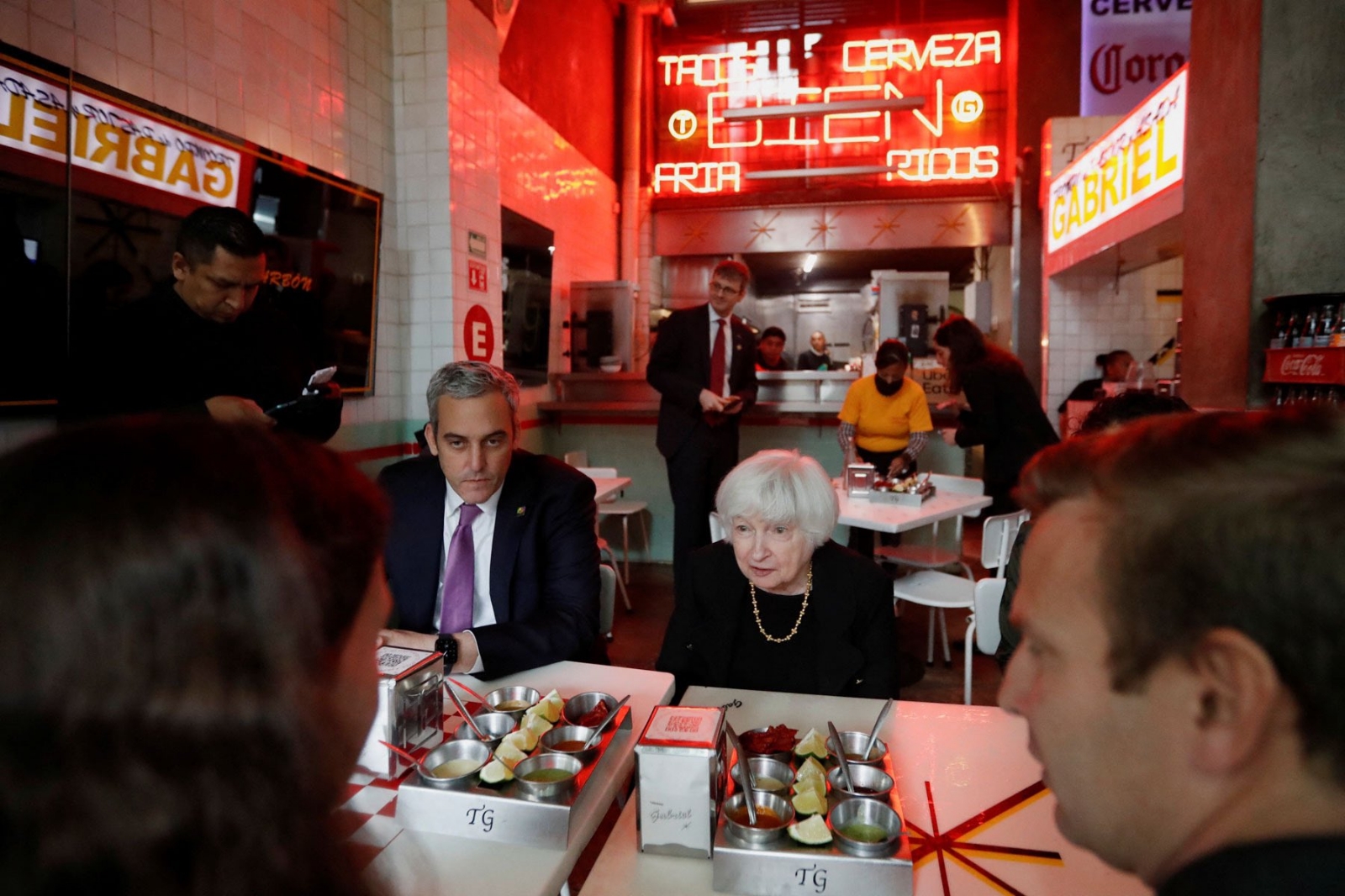 Janet Yellen, secretaria del Tesoro de Estados Unidos, es captada comiendo tacos en la CDMX
