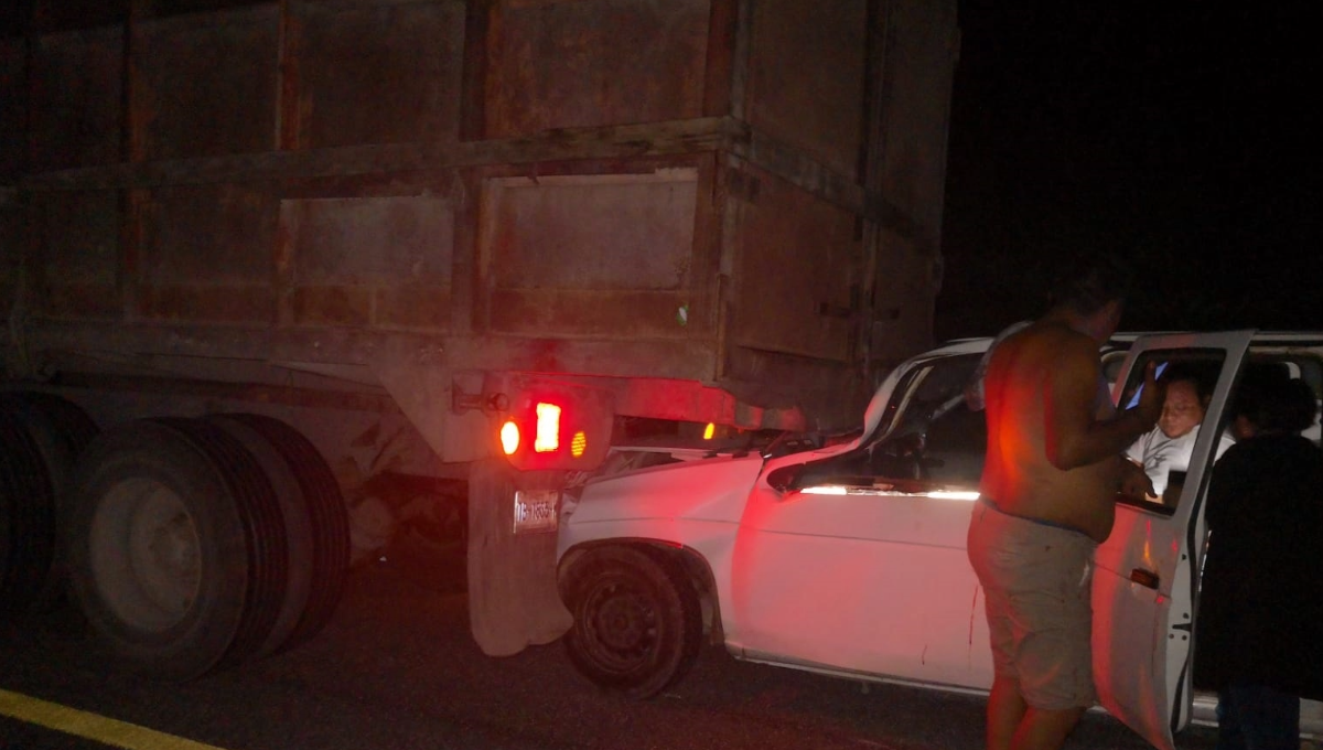 Camioneta choca contra un camión de carga pesada en carretera de Felipe Carrillo Puerto