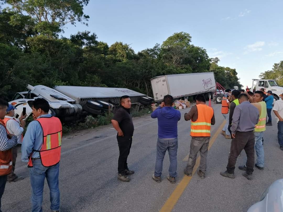 La mercancía de abarrotes del tráiler fue rapiñado por pobladores de varias comunidades