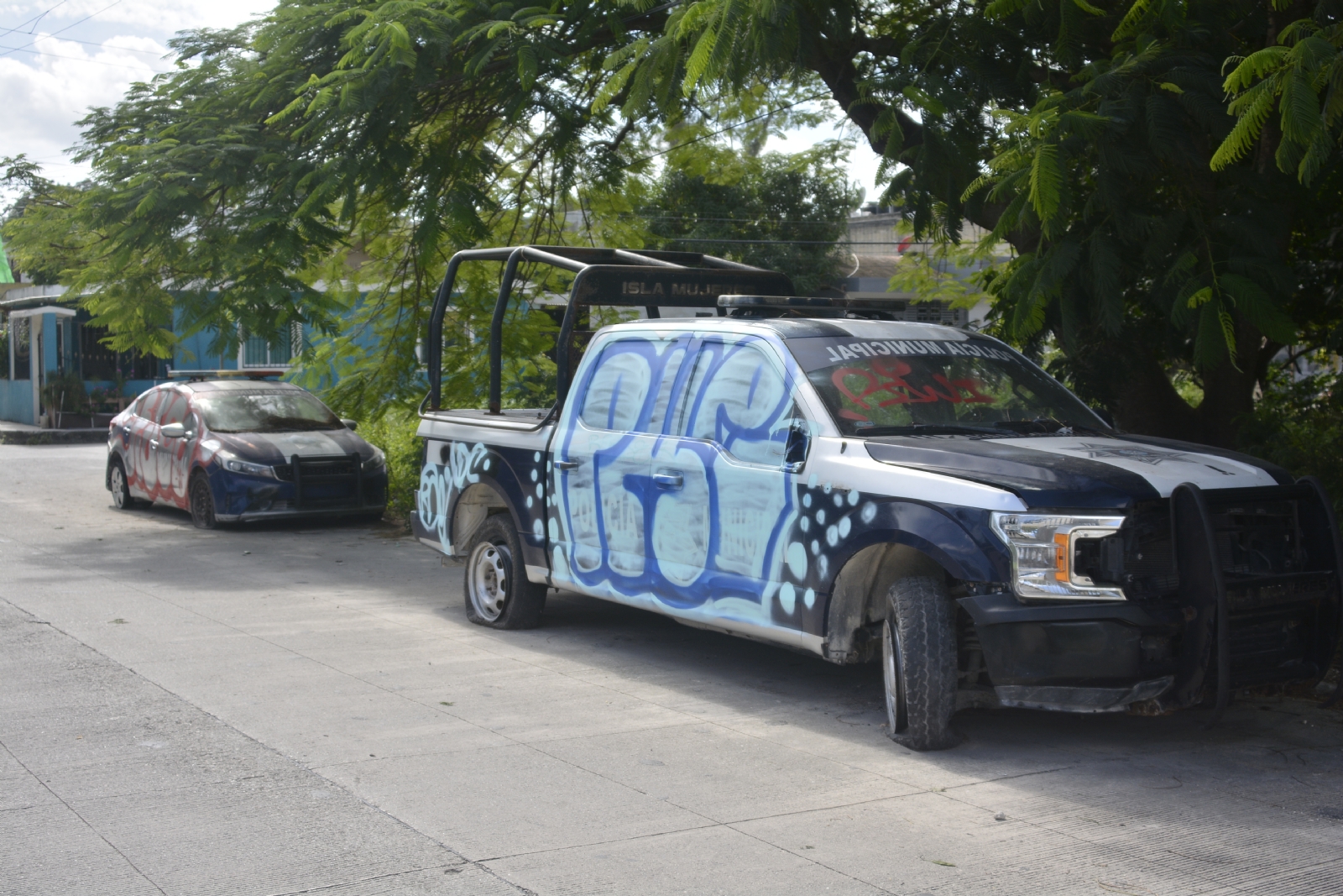 Policía de Cancún crea un 'cementerio de patrullas'; evidencia el despilfarro de recursos públicos