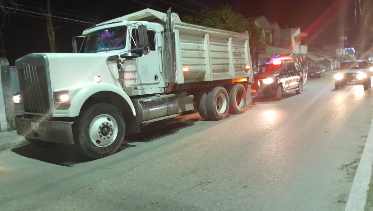 ¡Casi no la cuenta! En Escárcega, trailero es multado por pasar a arrollar a un motociclista