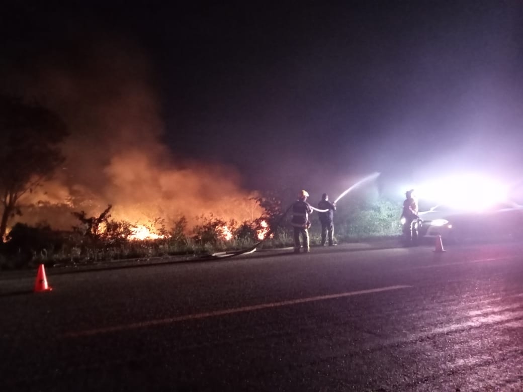 Marina sofoca incendio forestal en Punta Xen, Champotón