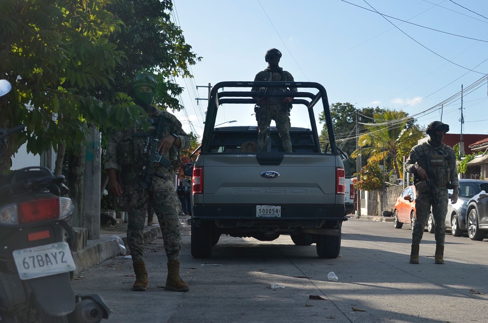 Cuatro hombres y una mujer fueron detenidos en dos domicilios de Cancún