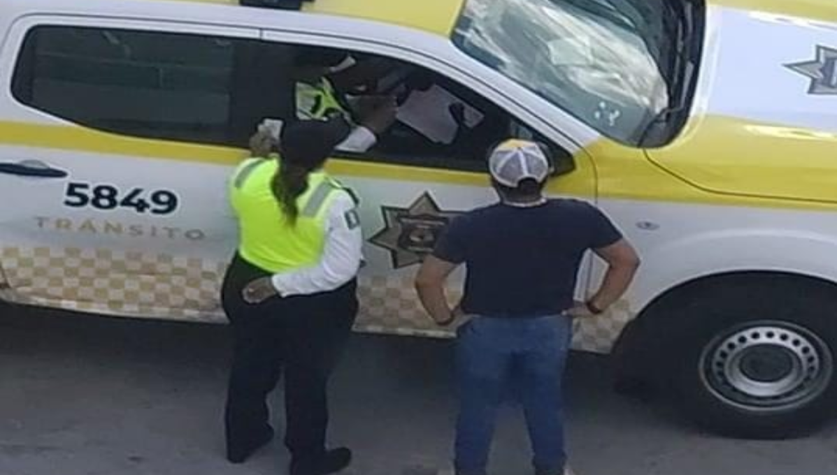 Graban a policías de Tránsito de Cancún recibiendo “mordida”