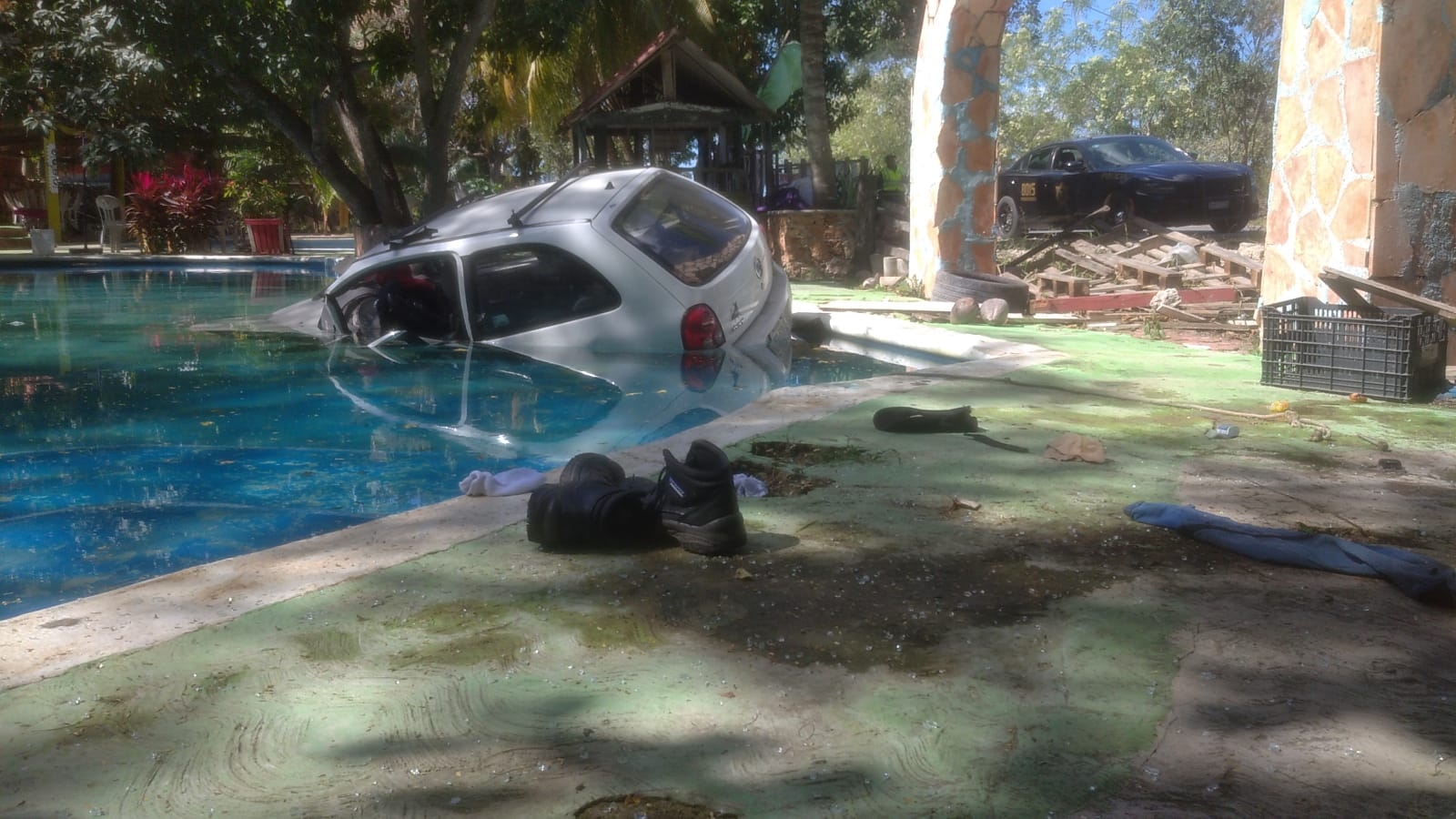 Conductor cae dentro de la piscina de un balneario en Mérida; hay un herido
