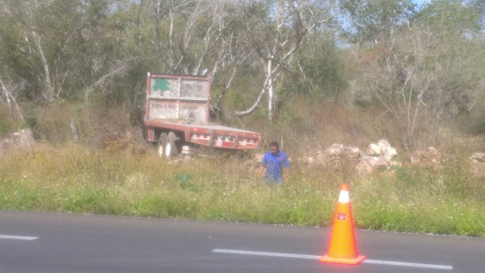 El camión presentó graves daños tras salirse de la carretera